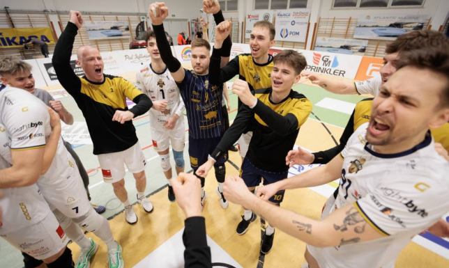 Augustowianie pokonali we własnej hali pierwszy w tabeli GKS Katowice 3:0