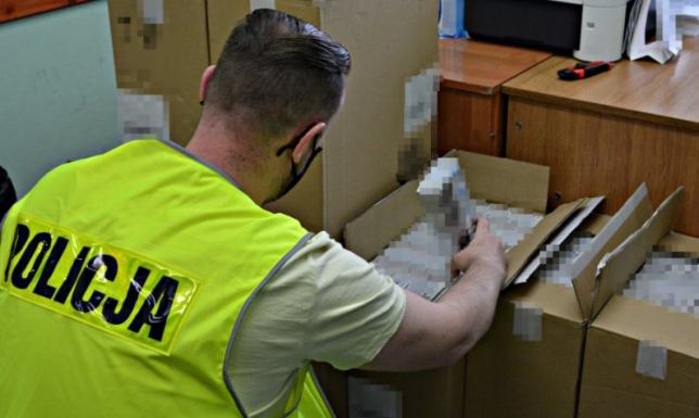 Papierosy bez polskich znaków skarbowych akcyzy zabezpieczyli suwalscy policjanci