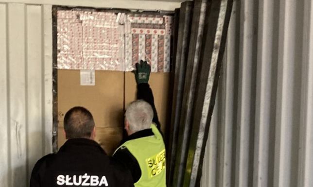 Nielegalne papierosy w przerobionym kontenerze Niemal 46 tysięcy paczek przemycanych papierosów zabezpieczyli funkcjonariusze KAS
