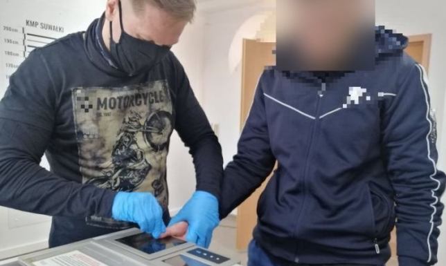 Suwalscy policjanci ustalili podejrzanego o uszkodzenie pięciu samochodów w sylwestrową noc