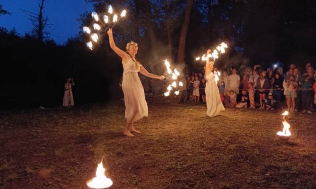 Puszczanie wianków na wodę, skakanie przez ogniska oraz śpiew i tańce