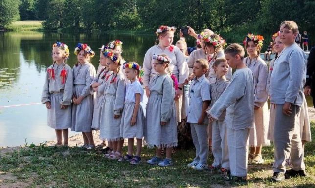 Noc Świętojańska nad Rospudą wesołe pieśni zalotne i sobótkowe zaprezentowane przez śpiewaków i zespoły z powiatów suwalskiego
