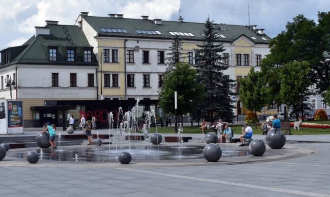 Kilkustanowiskowa sala obsługi interesanta w remontowanym budynku przy ul. Noniewicza