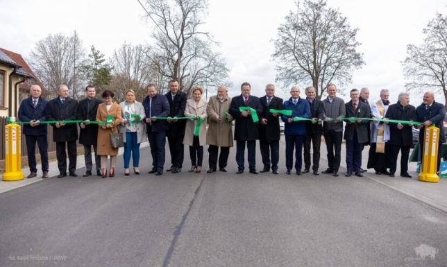 Wyremontowane drogi i przebudowany most w gminie Nowinka w Bryzglu oficjalnie oddano do użytku 16 kilometrów nowo wyremontowanych dróg