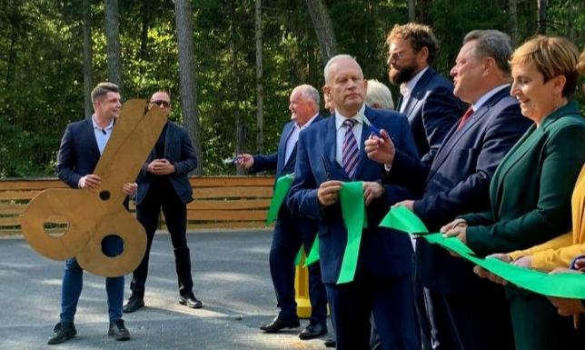 Chciał wręczyć posłowi nożyczki "za zasługi w przecinaniu wstęg" otwarcie ścieżki rowerowej z Płociczna do Bryzgla