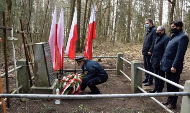 Złożenie kwiatów pod Pomnikiem Straceń przy ulicy Sejneńskiej w Suwałkach
