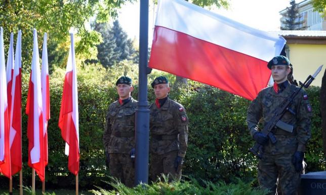 Obchody przy pomniku 41. Pułku Piechoty Armii Krajowej na ul. Sejneńskiej w Suwałkach