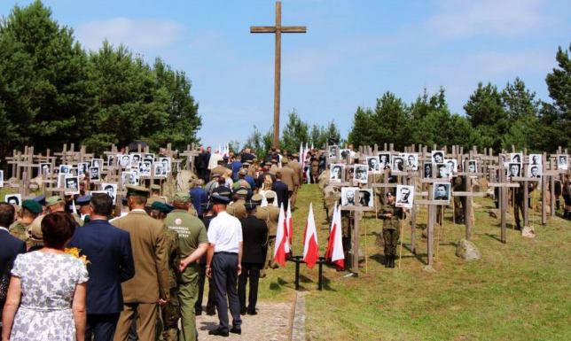 76. rocznica Obławy Augustowskiej Na Wzgórzu Krzyży w Gibach oddano hołd ofiarom Obławy Augustowskiej