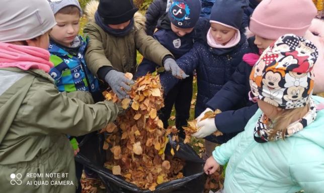 Przedszkolaki przygotowały sterty liści, będących naturalnym schronieniem jeży