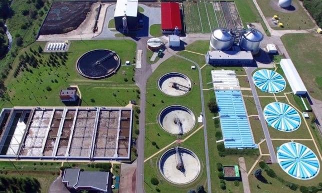 nielegalnie wkopane rury odprowdzające nieczystości do Czarnej Hańczy