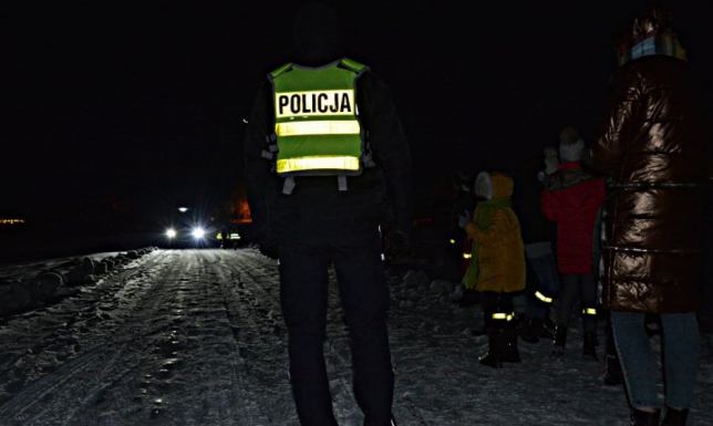 Odblaskowy eksperyment w Jeleniewie Suwalscy policjanci zaprosili uczniów Szkoły Podstawowej w Jeleniewie do udziału w „odblaskowym eksperymencie”