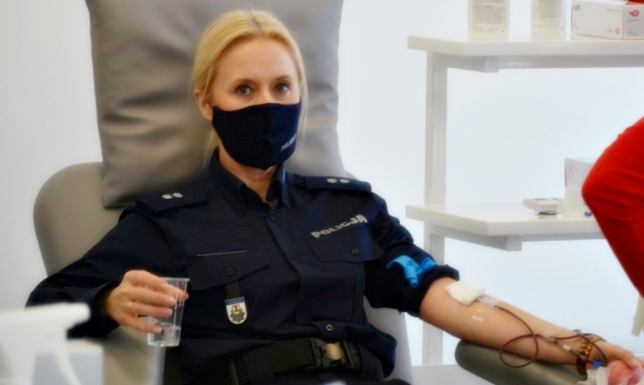 Suwalskie policjantki uczciły Dzień Kobiet oddając krew policjantki z Komendy Miejskiej Policji w Suwałkach honorowo oddały krew