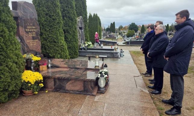 Znicze na grobach znanych i zasłużonych suwalczan Władze Suwałk odwiedziły groby byłych Prezydentów
