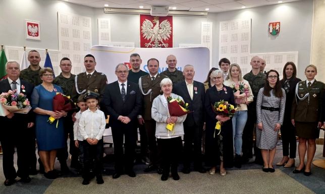 przyznano jedno złote oraz dwa srebrne odznaczenia