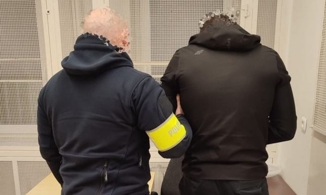 Okradali śpiących na parkingach Kryminalni zatrzymali trzy osoby podejrzane o okradanie kierowców śpiących w samochodach