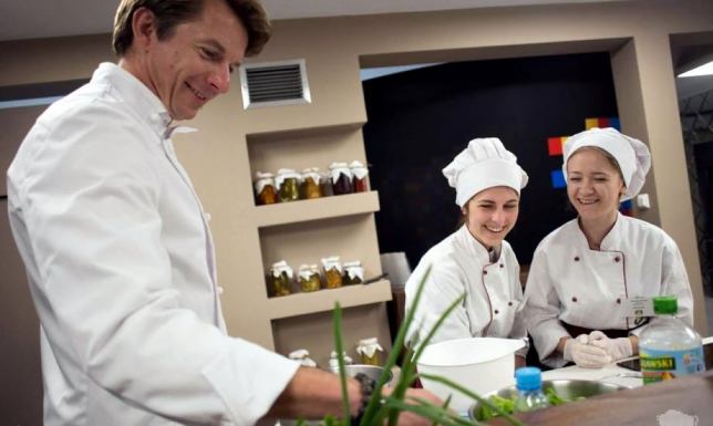 Babka ziemniaczana w roli głównej. Uczniowie ZS CKR w konkursie „Gotuj z klasą” Urząd Marszałkowski po raz trzeci organizuje konkurs "Gotuj z klasą"