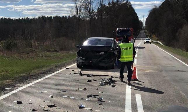 Najechał na tył mercedesa. Jedna osoba w szpitalu Najechał na tył mercedesa. Jedna osoba w szpitalu