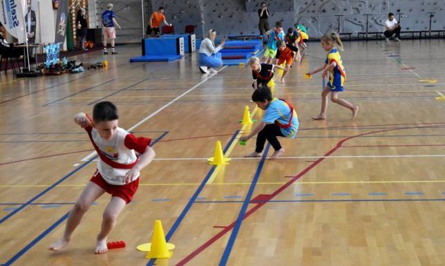 Dzieci z suwalskich przedszkoli rywalizowały i bawiły się w hali OSiR