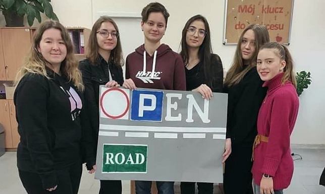 Uczennice ZS 4 edukują o bezpieczeństwie na drogach projekt społeczny realizowany w ramach Olimpiady Zwolnieni z Teorii