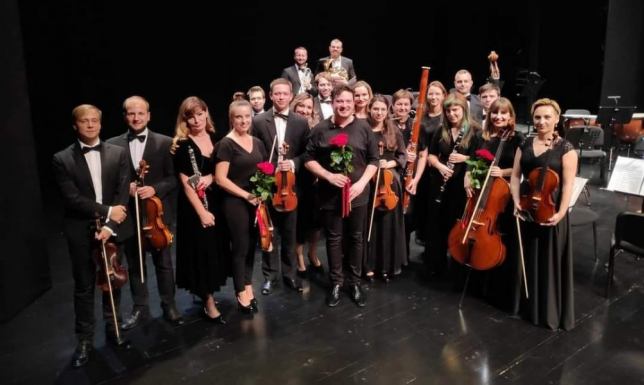 Suwalska Orkiestra Kameralna sprzeciwia się zwolnieniom Członkowie Suwalskiej Orkiestry Kameralnej sprzeciwiają się decyzji dyrektora SOK