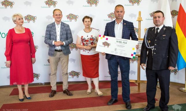 symboliczne czeki z dotacjami z budżetu województwa