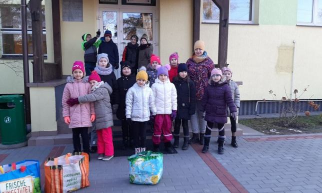 Uczniowie przygotowali Mikołajkowe paczki dla seniorów uczniowie Szkoły Podstawowej w Starym Folwarku obdarowali upominkami osoby starsze
