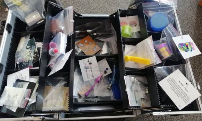 Wójt Gminy Suwałki, walizka profilaktyczna z atrapami narkotyków