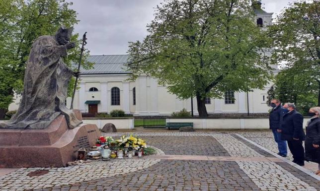 Władze Suwałk uczciły 100. rocznicę urodzin Papieża Polaka