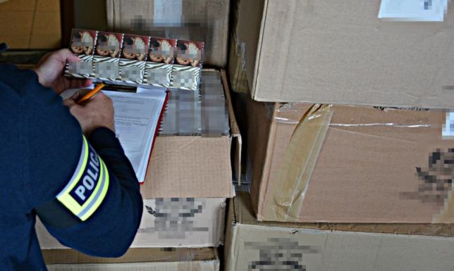 Papierosowa kontrabanda na terenie miasta sześć tysiące paczek papierosów bez polskich znaków skarbowych akcyzy