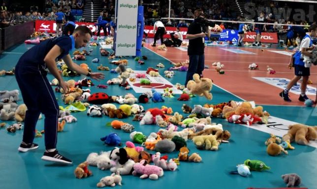 Lider wygrywa w Suwałkach - boisko pełne pluszaków