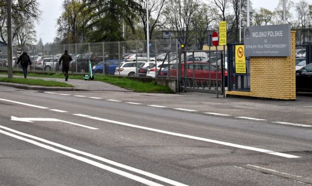 Wielu żołnierzy to wiele samochodów na parkingach