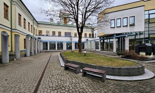  modernizacja patio w Urzędzie Miejskim przy ulicy Mickiewicza w Suwałkach