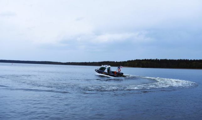 Nietrzeźwy 38-latek bez uprawnień pływał na skuterze z dwójką małych dzieci