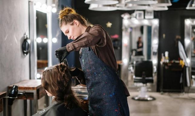 Farbowanie z ciemnych na jasne: najlepsze metody dla kręconych, cienkich i łamliwych włosów