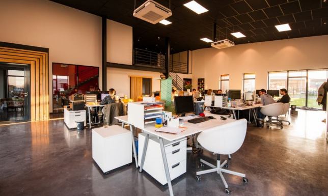 Czym charakteryzują się nowoczesne meble biurowe?