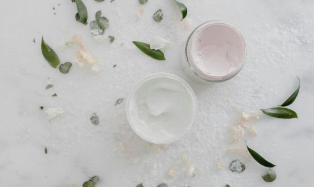 Naturalne kremy do twarzy – jak wybrać ten najlepszy dla swojej skóry?