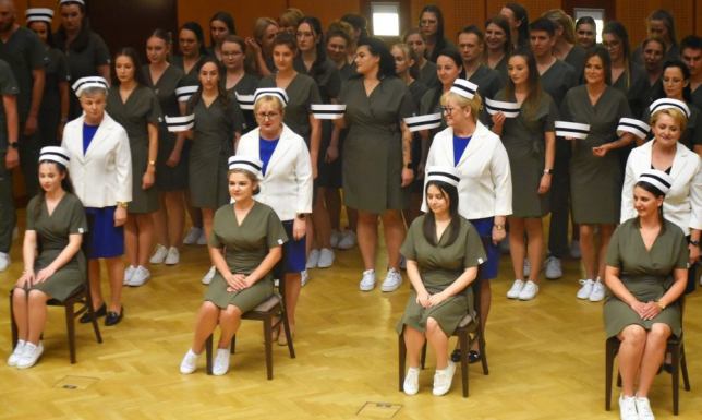 Białe czepki otrzymali studenci pielęgniarstwa PUZ w Suwałkach