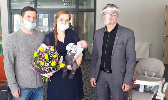 Pierwsze dziecko w gminie z wyprawką Roman Paweł Gaża z Magdalenowa pierwszym dzieckiem w Gminie Suwałki 2021
