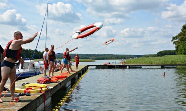 Piknik edukacyjny w Starym Folwarku Pokazy ratownictwa wodnego, tresury i posłuszeństwa policyjnych psów