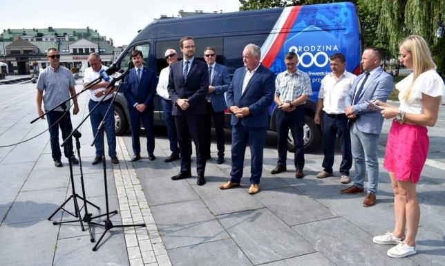 podniesienie wysokości świadczenia wychowawczego z 500 zł do 800 zł miesięcznie