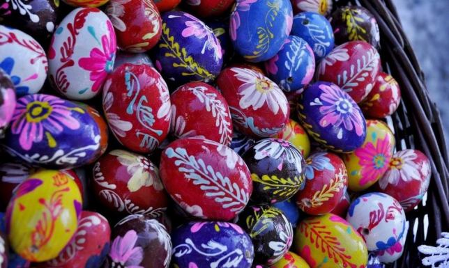 Suwalski Ośrodek Kultury prezentuje jak pomalować wielkanocne jajka