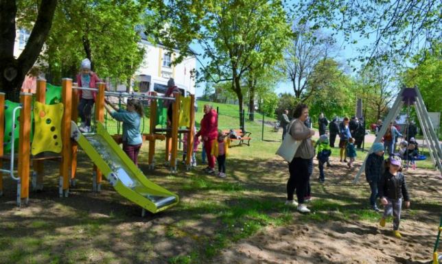 Nowy plac zabaw i siłownia w Wiżajnach Otwarcie nowego placu i siłowni pod chmurką w Wiżajnach