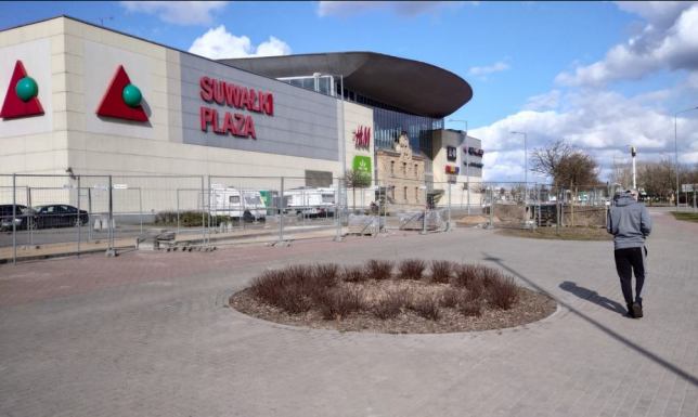 Temat ustawienia w Centrum Handlowym Plaza wyspy z punktem informacji turystycznej