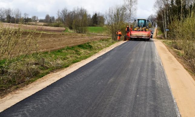Wyasfaltowali drogę w Płocicznie 2,6-kilometrowy odcinek drogi w Płocicznie został wyasfaltowany