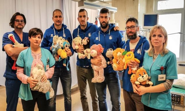 Przekazali pluszaki najmłodszym
