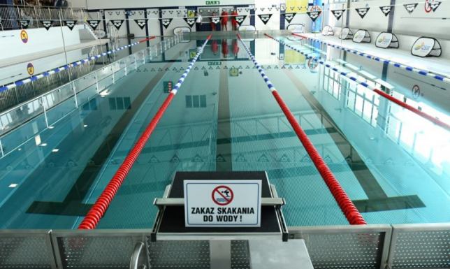 Pływalnia przy ul. J. Antoniewicza 5 w Suwałkach oferuje doskonałe warunki