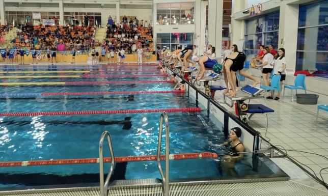 na basenie sportowym suwalskiego Aquaparku rywalizowali młodzi pływacy 