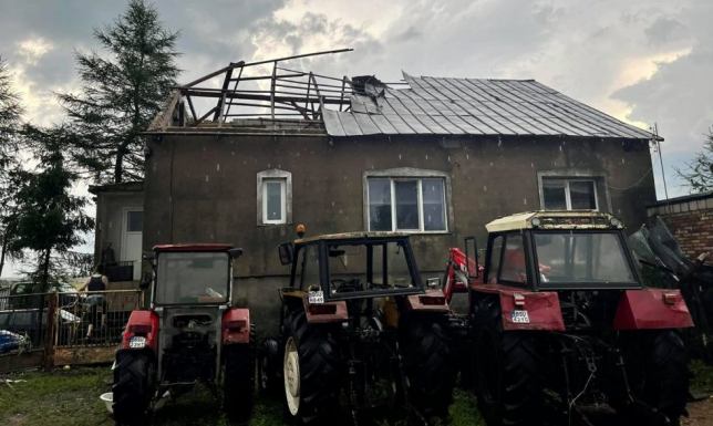 Zerwane dachy i powalone drzewa po burzy Strażackie interwencje po burzy w gminie Filipów