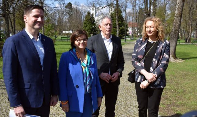 Posłowie PO Dariusz Rosati i Izabela Leszczyna w Suwałkach