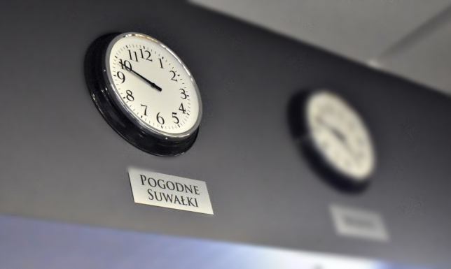 Tej nocy będziemy spać o godzinę dłużej zmiana czasu na zimowy w Polsce